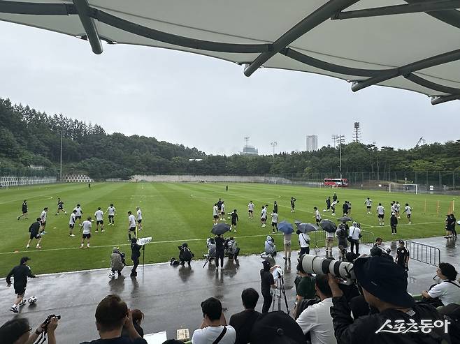 E-1 챔피언십 한국-일본전을 하루 앞둔 14일 수원월드컵경기장 보조구장의 전경. 일본대표팀을 취재하기 위해 50여 명의 일본 취재진이 모였다. 수원｜백현기 기자 hkbaek@donga.com