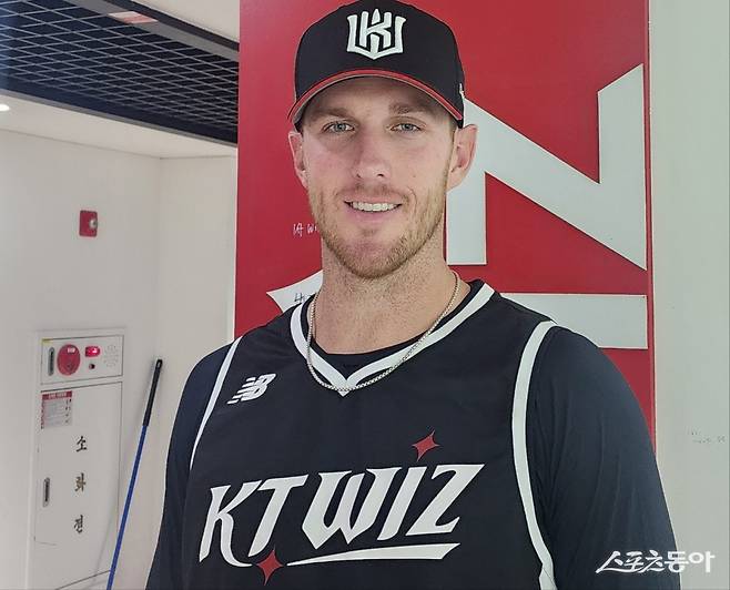 KT 패트릭은 17일 수원 한화전을 앞두고 1군에 합류했다. 그는 최고 157㎞의 빠른 공이 장점으로 ABS와 좋은 궁합을 이룰 것으로 예상된다. 수원｜박정현 기자