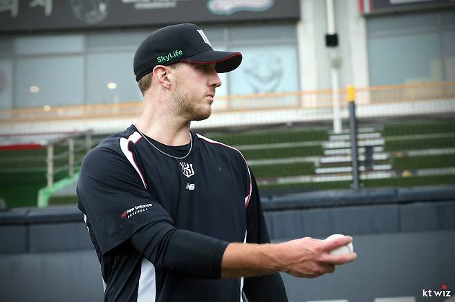 KT 패트릭은 17일 수원 한화전을 앞두고 1군에 합류했다. 그는 최고 157㎞의 빠른 공이 장점으로 ABS와 좋은 궁합을 이룰 것으로 예상된다. 사진제공｜KT 위즈