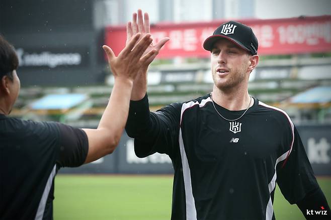 KT 패트릭(오른쪽)은 17일 수원 한화전을 앞두고 1군에 합류했다. 그는 최고 157㎞의 빠른 공이 장점으로 ABS와 좋은 궁합을 이룰 것으로 예상된다. 사진제공｜KT 위즈