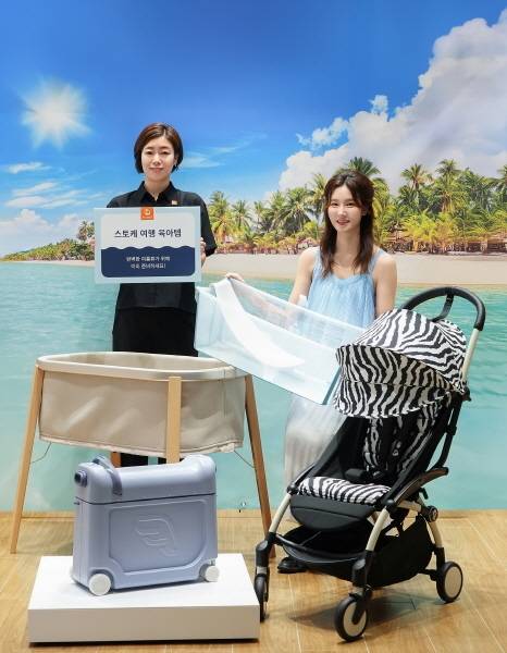 여름 휴가 시즌을 맞아 스토케 롯데백화점 동탄점에서 매니저와 모델이 아이와의 편안한 휴가를 위한 ‘여행 육아템 4종’을 소개하고 있다.