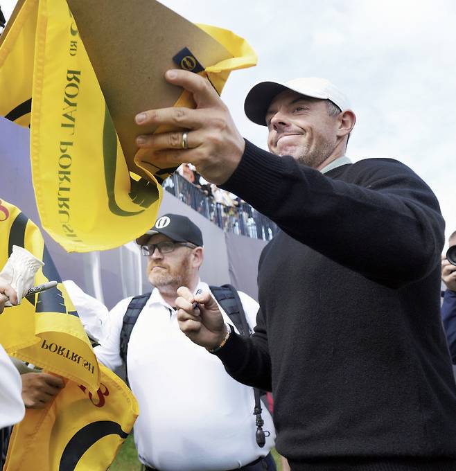 로리 매킬로이가 16일 북아일랜드 로열포트러시 코스에서 제153회 디 오픈 연습라운드를 마친뒤 팬들에게 사인을 해주고 있다. 포트러시｜AP연합뉴스