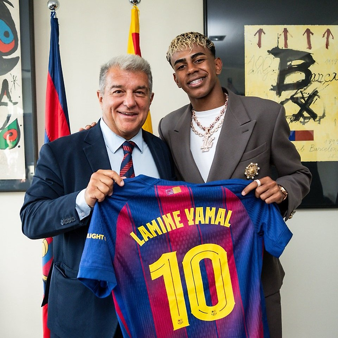 바르셀로나 등번호 10번을 달게 된 라민 야말. 바르사 홈페이지