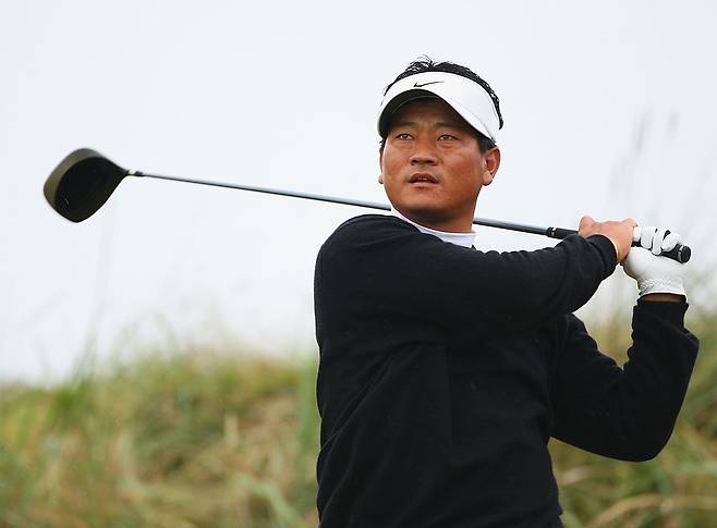 최경주가 스코틀랜드 카누스티 골프 링크스에서 열린 2007년 디 오픈 챔피언십 3라운드에서 드라이버샷을 하고 있다. ｜게티이미지