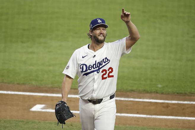 LA 다저스 클레이튼 커쇼가 16일 올스타전에서 등판을 마친 뒤 팬들에게 인사하고 있다. EPA연합뉴스