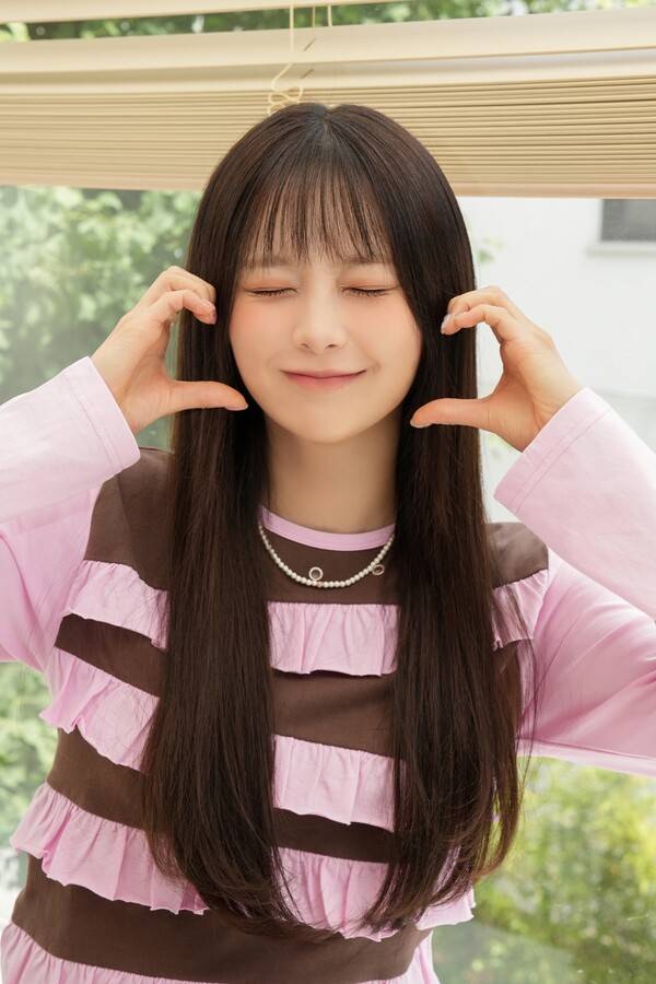 ▲ 영화 '첫사랑 엔딩' 컬래버레이션 음원 '러브홀릭'을 부르는 츄. 제공|ATRP