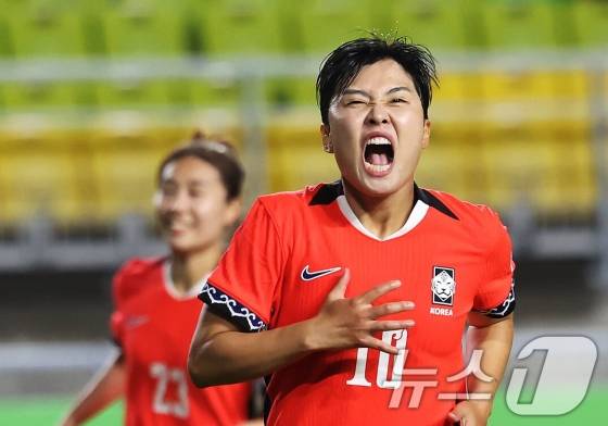 지소연이 16일 오후 7시 30분 수원월드컵경기장에서 열린 2025 동아시아축구연맹(EAFF) E-1 챔피언십(동아시안컵) 3차전 대만과 경기에서 페널티킥 선제골을 넣고 포표하고 있다. /사진=뉴스1