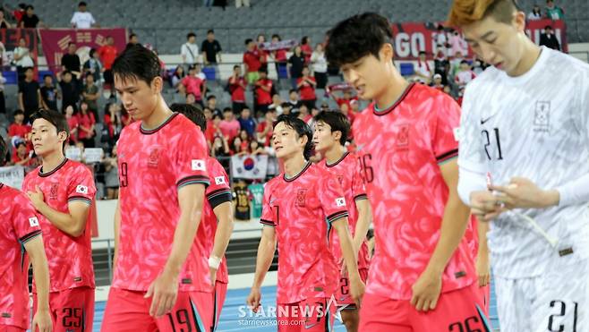 대한민국 축구대표팀 선수들이 15일 용인미르종합운동장에서 열린 2025 동아시아축구연맹(EAFF) E-1 챔피언십(동아시안컵) 일본과의 최종전에서 0-1로 패하며 우승컵을 내주며 아쉬움 가득한 표정으로 마무리하고 있다. /사진=강영조 선임기자