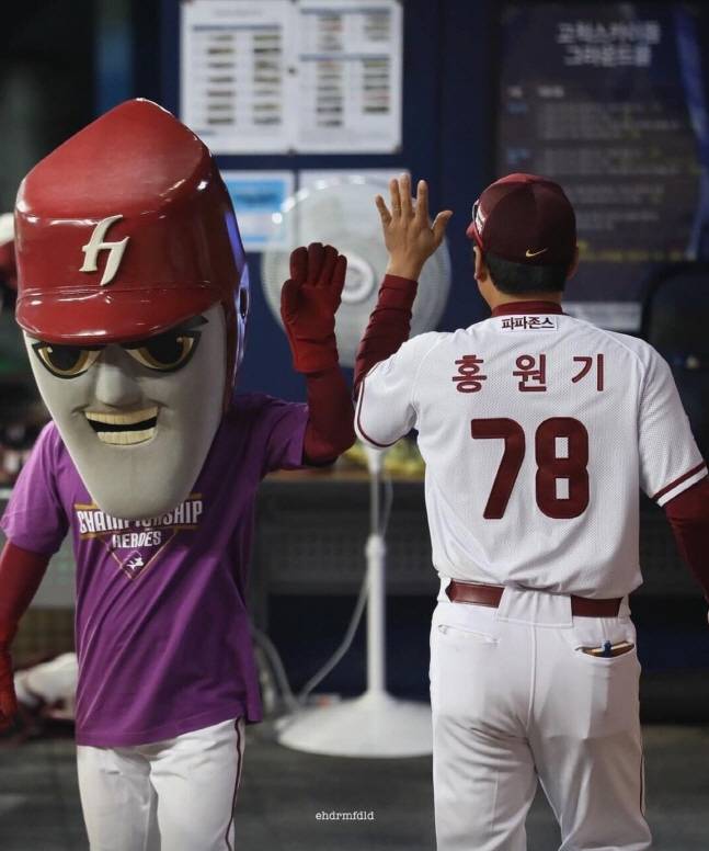 홍원기 전 감독(오른쪽)이 키움 마스코트 턱돌이와 하이파이브를 하는 장면. /사진=홍원기 전 감독 SNS 갈무리