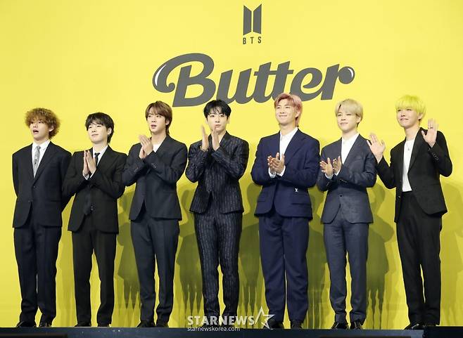 방탄소년단(BTS, 뷔 슈가 진 정국 RM 지민 제이홉)이 싱글앨범 'Butter' 발매 기념 쇼케이스에서 인사하고 있다.  'Butter'에는 버터처럼 부드럽게 녹아들어 너를 사로잡겠다는 방탄소년단의 귀여운 고백이 담겨있다.  방탄소년단은 'Butter'를 사실상의 선 공개 싱글로 스타트를 끊고 6월 중 'Butter'가 포함된 새 앨범을 발매할 계획이다. 2021.05.21