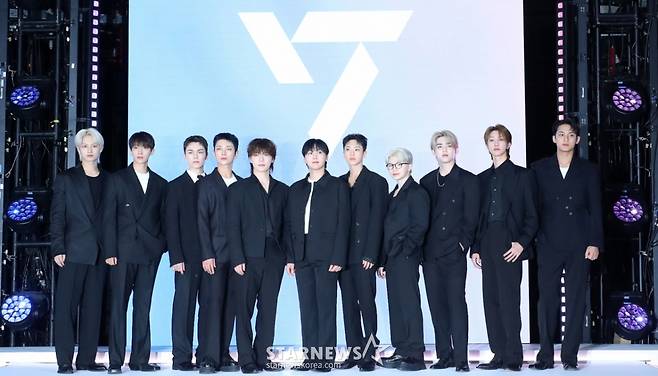 [서울=뉴시스] 김혜진 기자 = 그룹 세븐틴(왼쪽부터 준, 도겸, 버논, 조슈아, 디노, 승관, 호시, 우지, 에스쿱스, 디에잇, 민규)이 서울 용산구 한화손해보험 한남사옥에서 열린 에어비앤비 CEO와 아티스트 세븐틴이 함께하는 포토 행사에서 포즈를 취하고 있다. 2025.06.04. jini@newsis.com /사진=김혜진