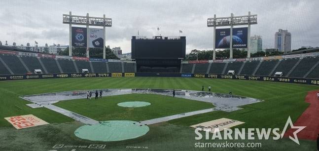 17일 LG-롯데전이 열릴 예정이던 잠실야구장. LG, 롯데 관계자와 서울시 시설관리공단 측이 그라운드 상태를 점검하고 있다. /사진=김동윤 기자