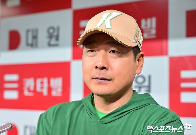 지난 5월 6일 오후 서울 구로구 고척스카이돔에서 열리는 '2025 신한 SOL Bank KBO리그' KIA 타이거즈와 키움 히어로즈의 경기, 키움 홍원기 감독이 취재진과 대화를 나누고 있다. 엑스포츠뉴스 DB