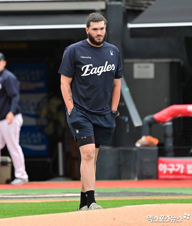 한화 이글스 선발투수 코디 폰세가 17일 수원 KT위즈파크에서 KT 위즈와 경기를 앞두고 그라운드로 나오고 있다. 수원, 김한준 기자