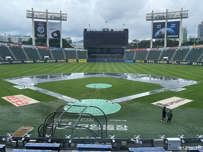 올해 정규시즌 경기를 앞두고 LG 트윈스와 두산 베어스의 홈구장인 서울 잠실야구장에 비가 내리고 있다. 엑스포츠뉴스 DB