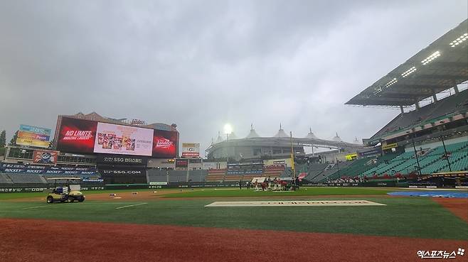 올해 정규시즌 경기를 앞두고 SSG 랜더스의 홈구장인 인천 SSG랜더스필드에 비가 내리고 있다. 엑스포츠뉴스 DB