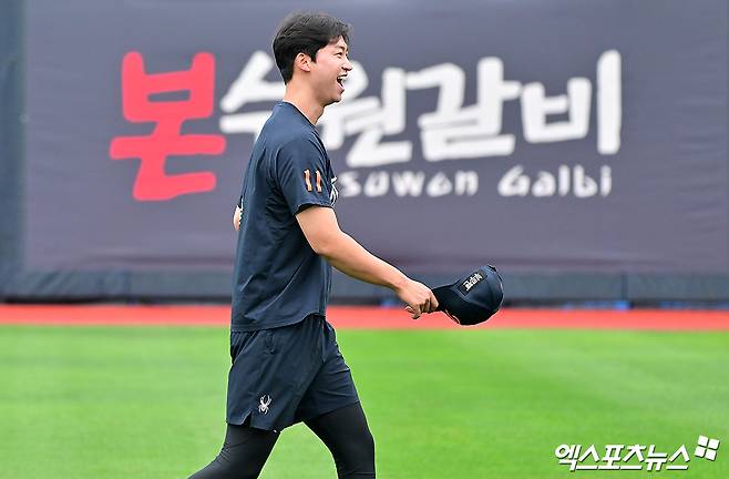 한화 이글스 엄상백이 17일 수원 KT위즈파크에서 KT 위즈와 경기를 앞두고 밝은 얼굴로 훈련에 나서고 있다. 수원, 김한준 기자