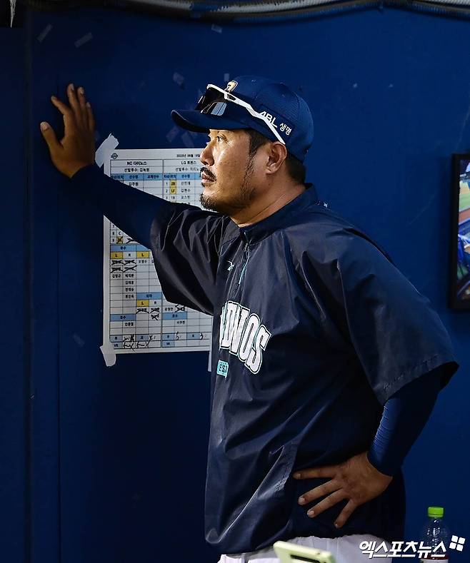 18일 오후 서울 송파구 잠실야구장에서 열린 '신한 SOL Bank KBO리그' NC 다이노스와 LG 트윈스의 경기, NC 이호준 감독이 더그아웃에서 경기를 지켜보고 있다. 엑스포츠뉴스 DB