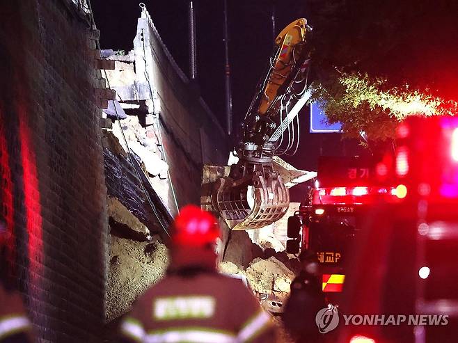오산 옹벽붕괴 현장 (오산=연합뉴스) 권준우 기자 = 16일 오후 경기 오산시 가장동 가장교차로 고가도로의 10m 높이 옹벽이 도로로 무너지며 고가도로 아래 도로를 지나가던 차량을 덮치는 사고가 났다.
사진은 사고 현장에서 흙더미를 파내는 굴착기의 모습. 2025.7.16 stop@yna.co.kr