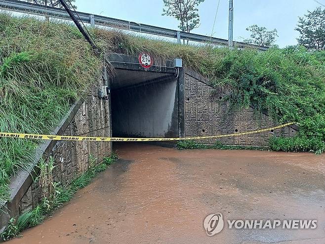호우 특보, 충남 곳곳에서 침수 피해 (당진=연합뉴스) 충남 서해안을 중심으로 강한 비가 내린 지난 16일 오후 호우주의보가 내려진 충남 당진시 송산면의 한 지하차도에서 차량 침수 신고가 접수돼 출입이 통제되고 있다. 2025.7.16 [충남 당진소방서 제공. 재판매 및 DB 금지] coolee@yna.co.kr