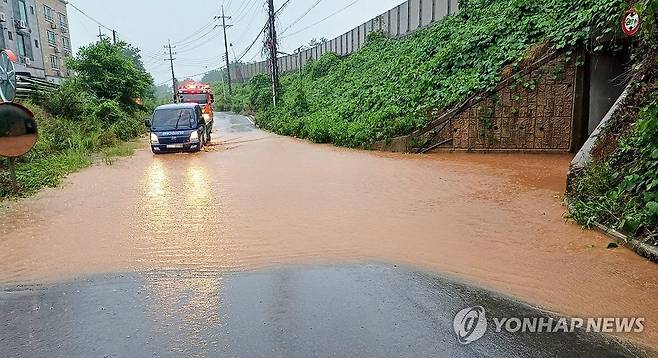 호우 특보, 충남 곳곳에서 침수 피해 (당진=연합뉴스) 충남 서해안을 중심으로 강한 비가 내린 지난 16일 오후 호우주의보가 내려진 충남 당진시 송산면의 한 지하차도에서 차량 침수 신고가 접수돼 출동한 소방 당국이 안전 조치에 나서고 있다. 2025.7.16 [충남 당진소방서 제공. 재판매 및 DB 금지] coolee@yna.co.kr[연합뉴스 자료사진]