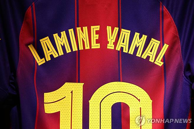 등번호 10이 새겨진 라민 야말의 바르셀로나 유니폼. [로이터=연합뉴스]