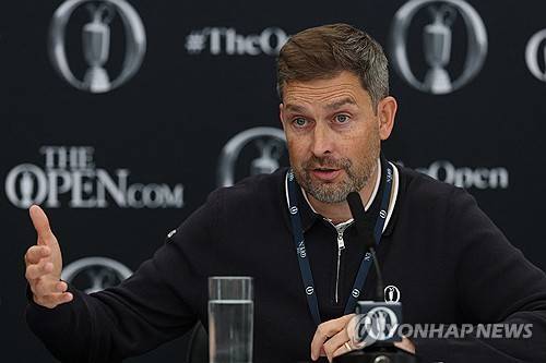 기자회견 하는 R&A 다본 최고경영자. [로이터=연합뉴스]