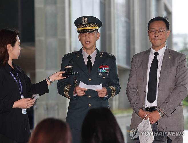 내란특검 출석하는 김용대 드론작전사령관 (서울=연합뉴스) 서명곤 기자 = 김용대 드론작전사령관이 17일 내란특검 사무실이 마련된 서울 서초구 서울고검에 조사를 받기 위해 출석하며 미리 준비한 글을 읽고 있다.  2025.7.17 seephoto@yna.co.kr