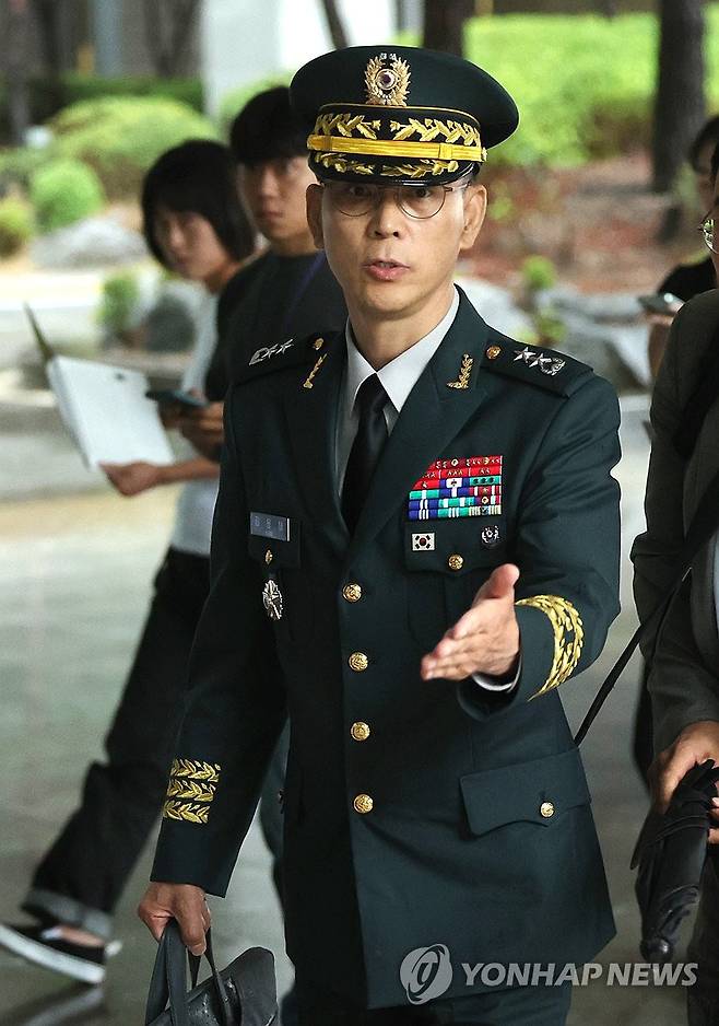 김용대 드론작전사령관, 내란특검 출석 (서울=연합뉴스) 서명곤 기자 = 김용대 드론작전사령관이 17일 내란특검 사무실이 마련된 서울 서초구 서울고검에 조사를 받기 위해 출석하고 있다. 2025.7.17 seephoto@yna.co.kr