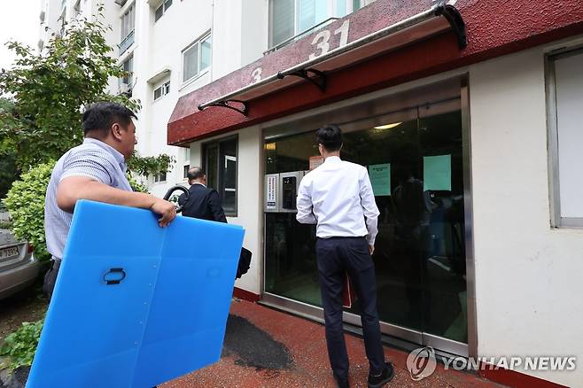 내란특검, 이상민 전 장관 주거지 압수수색 (서울=연합뉴스) 이진욱 기자 = '12·3 비상계엄' 관련 내란·외환 사건을 수사하는 조은석 특별검사팀이 17일 이상민 전 행정안전부 장관의 주거지인 서울 강남구 자택을 압수수색을 하기 위해 박스를 들고 들어서고 있다. 2025.7.17 cityboy@yna.co.kr