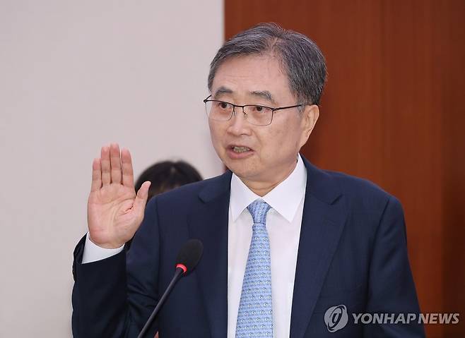 선서하는 조현 외교부 장관 후보자 (서울=연합뉴스) 박동주 기자 = 조현 외교부 장관 후보자가 17일 서울 여의도 국회 외교통일위원회에서 열린 인사청문회에서 선서하고 있다. 2025.7.17 pdj6635@yna.co.kr