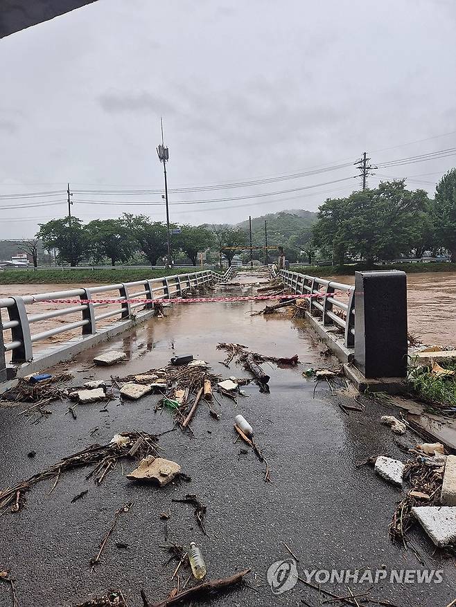 비에 무너진 세종시 광암교 (세종=연합뉴스) 17일 내린 폭우로 세종시 소정면 광암교가 일부 내려앉아있다. 2025.7.17 [세종시 제공. 재판매 및 DB 금지] soyun@yna.co.kr