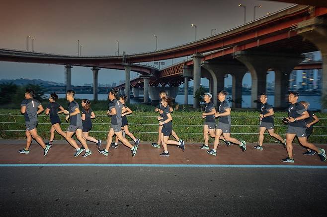 한강을 달리는 러닝크루 사진 : 김울프 작가