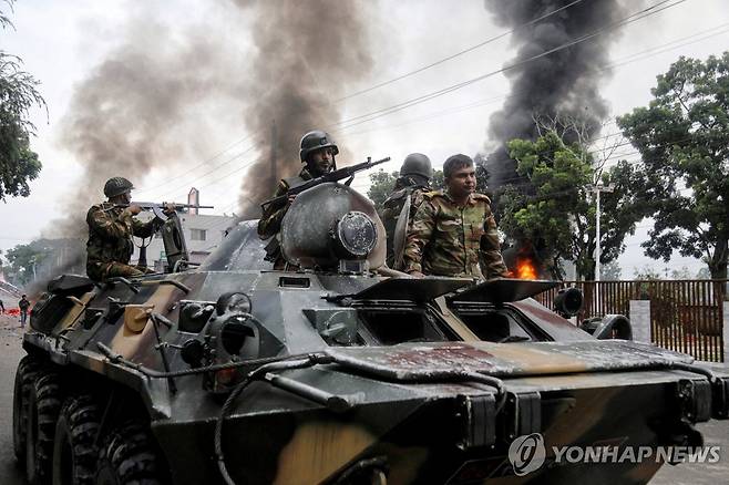 방글라데시 소요 사태 지난 16일 방글라데시 고팔간지에서 열린 국민시민당 집회에서 폭력 사태가 발생하자 군인들이 장갑차 위에서 사태를 진압하고 있다. 
[로이터 연합뉴스 자료사진. 재판매 및 DB 금지]