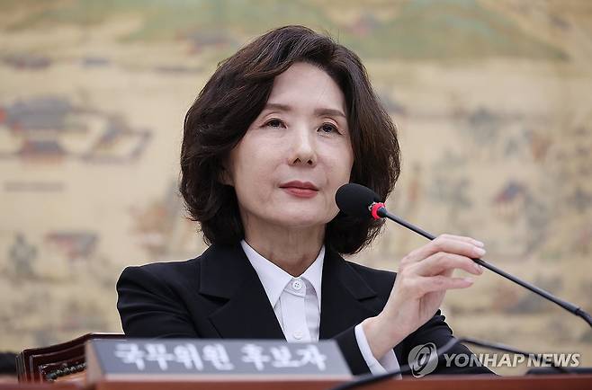 질의 듣는 이진숙 후보자 (서울=연합뉴스) 박동주 기자 = 이진숙 사회부총리 겸 교육부 장관 후보자가 16일 서울 여의도 국회 교육위원회에서 열린 인사청문회에서 의원 질의를 듣고 있다. 2025.7.16 pdj6635@yna.co.kr