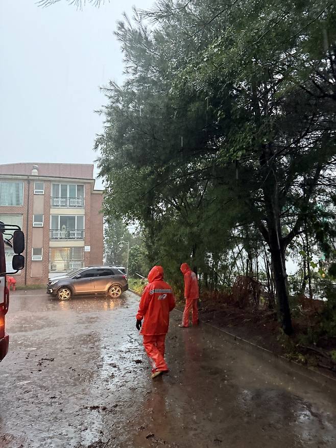 호우 피해 안전조치 현장 [경기도소방재난본부 제공. 재판매 및 DB 금지]