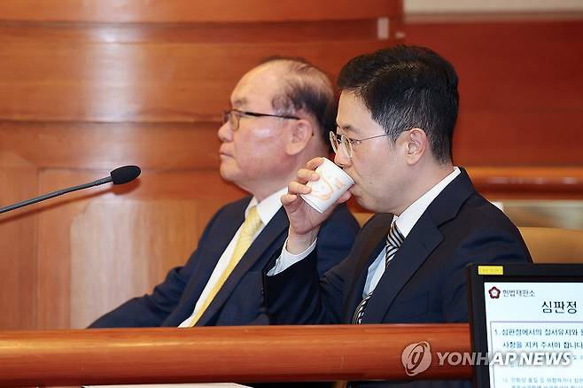 물 마시는 손준성 검사 (서울=연합뉴스) 서대연 기자 = 손준성 대구고검 차장(검사장)이 13일 서울 종로구 헌법재판소에서 열린 고발사주 의혹 탄핵심판 첫 정식 변론기일에 출석해 물 마시고 있다. 2025.5.13 [공동취재] dwise@yna.co.kr