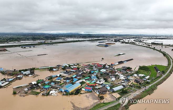 물에 잠긴 충남 예산군 마을 (예산=연합뉴스) 류영석 기자 = 17일 충남 예산군 삽교읍 용봉3리 일대 마을이 폭우로 침수돼 있다. 2025.7.17 ondol@yna.co.kr
