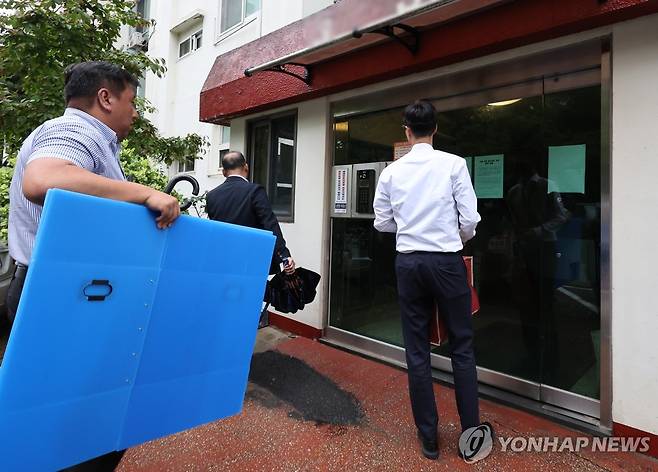 이상민 전 장관 주거지 압수수색 들어간 내란특검 (서울=연합뉴스) 이진욱 기자 = '12·3 비상계엄' 관련 내란·외환 사건을 수사하는 조은석 특별검사팀이 17일 이상민 전 행정안전부 장관의 주거지인 서울 강남구 자택을 압수수색 하기 위해 박스를 들고 들어서고 있다. 2025.7.17 cityboy@yna.co.kr