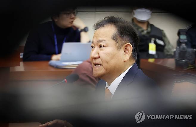 이상민 전 행안부 장관 "답변을 거부 합니다" (서울=연합뉴스) 김주형 기자 = 이상민 전 행정안전부 장관이 4일 서울 여의도 국회에서 열린 '윤석열 정부의 비상계엄 선포를 통한 내란 혐의 진상규명 국정조사 특별위원회' 청문회에서 답변을 거부한다고 말하고 있다. 2025.2.4 kjhpress@yna.co.kr