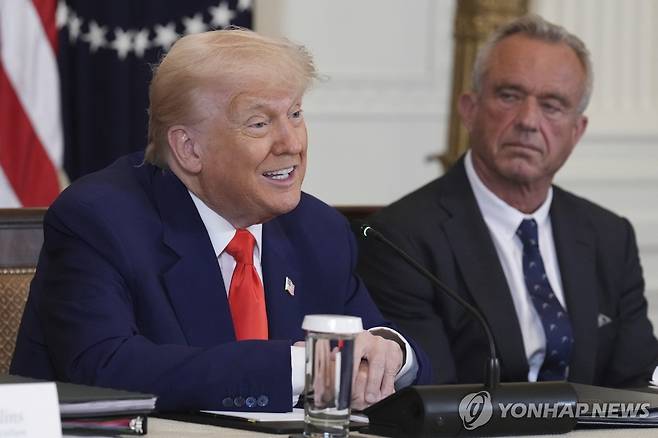 도널드 트럼프 미국 대통령과 로버트 F. 케네디 주니아 미국 보건부 장관 [AP 연합뉴스 자료사진. 재판매 및 DB 금지]