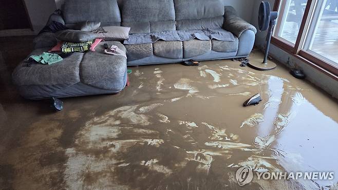물 폭탄에 집 거실도 난장판 (서산=연합뉴스) 정윤덕 기자 = 17일 오전 충남 서산에 많게는 400㎜ 넘는 물 폭탄이 쏟아진 가운데 음암면 유계리를 지나는 도당천이 범람하면서 물에 잠겼던 한 주택 거실이 난장판으로 변해 있다. 2025.7.17 cobra@yna.co.kr