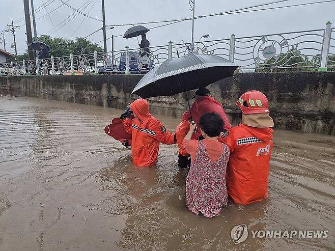 집중호우로 침수된 공주 유구읍서 주민 50명 구조 (공주=연합뉴스) 17일 충남 전역에 호우특보가 내려진 가운데 이날 오전 7시 20분께 충남 공주 유구읍 한 마을이 침수돼 소방대원이 주민 50명을 구조하고 있다. 2025.7.17 [공주소방서 제공. 재판매 및 DB 금지] swan@yna.co.kr