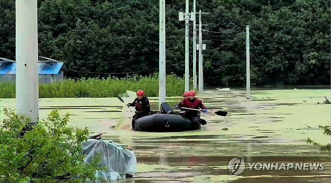 보트 타고 고립자 구조 (공주=연합뉴스) 17일 공주시 사곡면에서 폭우에 고립된 주민을 소방당국이 보트를 타고 구조하고 있다. 인근 둑이 무너지면서 축사로 물이 들어와 고립된 상황이라고 충남소방본부는 전했다. 2025.7.17 [충남소방본부 제공. 재판매 및 DB 금지] soyun@yna.co.kr
