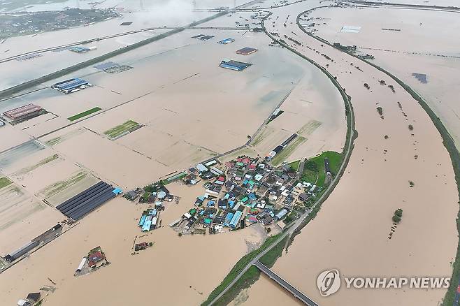 충남 예산군 폭우 피해 (예산=연합뉴스) 류영석 기자 = 17일 충남 예산군 삽교읍 용동3리 일대 마을이 폭우로 침수돼 있다. 2025.7.17 ondol@yna.co.kr
