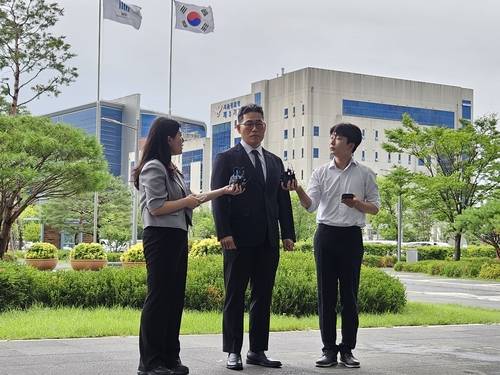 동부지검 들어가기 전 입장 밝히는 백해룡 전 영등포경찰서 형사과장(경정) [촬영 정윤주]