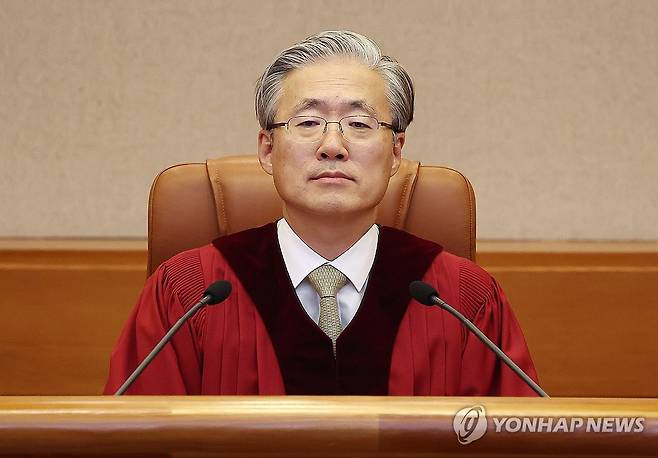 자리에 착석한 김형두 헌재소장 권한대행 (서울=연합뉴스) 김성민 기자 = 김형두 헌법재판소장 권한대행이 17일 서울 종로구 헌법재판소 대심판정에서 손준성 대구고검 차장검사(검사장) 탄핵 심판 선고에 입장 후 착석해 있다. 2025.7.17 ksm7976@yna.co.kr