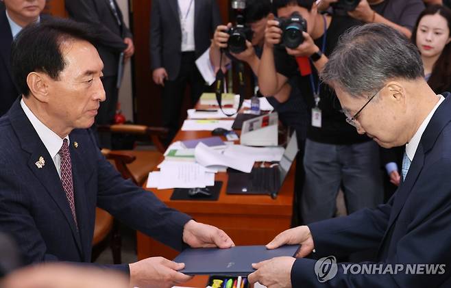 선서문 제출하는 조현 외교부 장관 후보자 (서울=연합뉴스) 박동주 기자 = 조현 외교부 장관 후보자가 17일 서울 여의도 국회 외교통일위원회에서 열린 인사청문회에서 선서문을 제출하고 있다. 2025.7.17 pdj6635@yna.co.kr