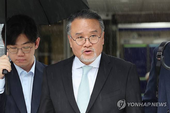 특검 첫 구속영장 청구, 삼부토건 회장 심사 출석 (서울=연합뉴스) 임화영 기자 = 주가조작 의혹으로 김건희 여사 관련 의혹을 수사하는 민중기 특별검사팀의 조사를 받은 이일준 삼부토건 회장이 17일 서울중앙지법에서 구속 전 피의자 심문(영장실질심사)을 마친 뒤 법정을 나서고 있다. 
    특검팀은 지난 14일 법원에 낸 삼부토건 이 회장, 조성옥 전 회장, 이응근 전 대표, 이기훈 부회장의 구속영장 청구서에 이들이 챙긴 부당이득이 369억원에 달한다고 적시한 것으로 알려졌다. 2025.7.17 hwayoung7@yna.co.kr