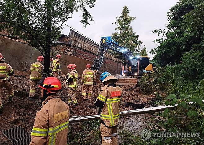오산 가장교차로 고가도로 옹벽 붕괴 (서울=연합뉴스) 16일 오후 경기 오산시 가장교차로 고가도로의 10ｍ 높이 옹벽이 도로로 무너지며 차량 2대를 덮치는 사고가 발생해 소방대원들이 구조작업을 하고 있다. 2025.7.16 [경기도소방재난본부 제공. 재판매 및 DB 금지] photo@yna.co.kr